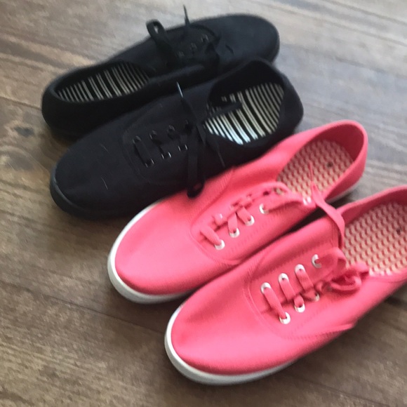 To size 9 pair of  basic  sneakers - Picture 3 of 7